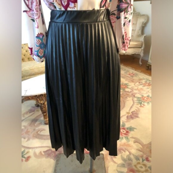 Haute Monde excellent condition black faux leather pleated skirt size S - Picture 1 of 5